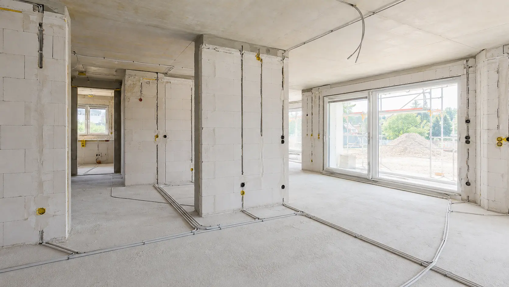 Elektrische Rohinstallation in einem hellen Neubau