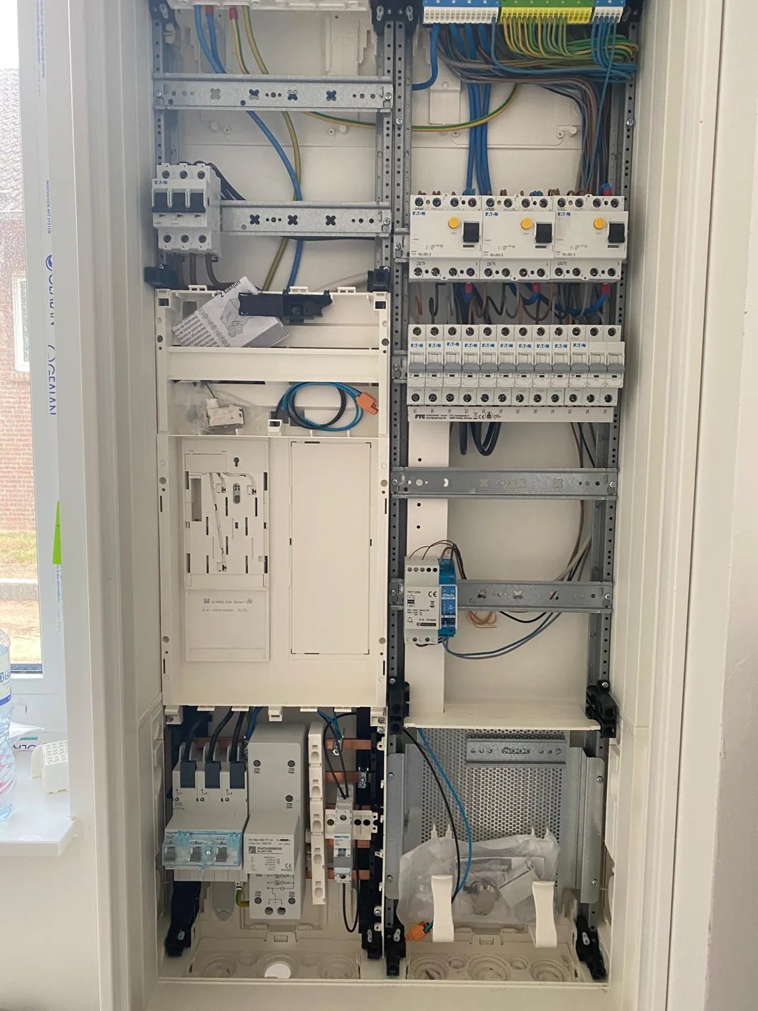 Geöffneter Installationsverteiler