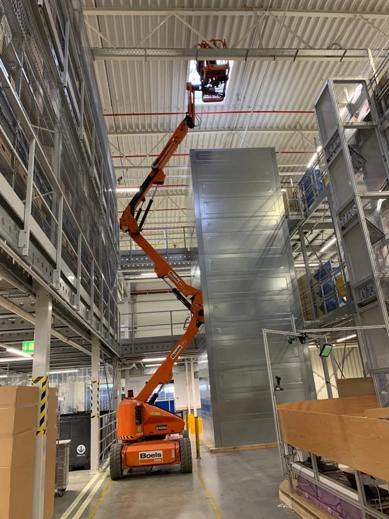 Montage in einer hohen Halle