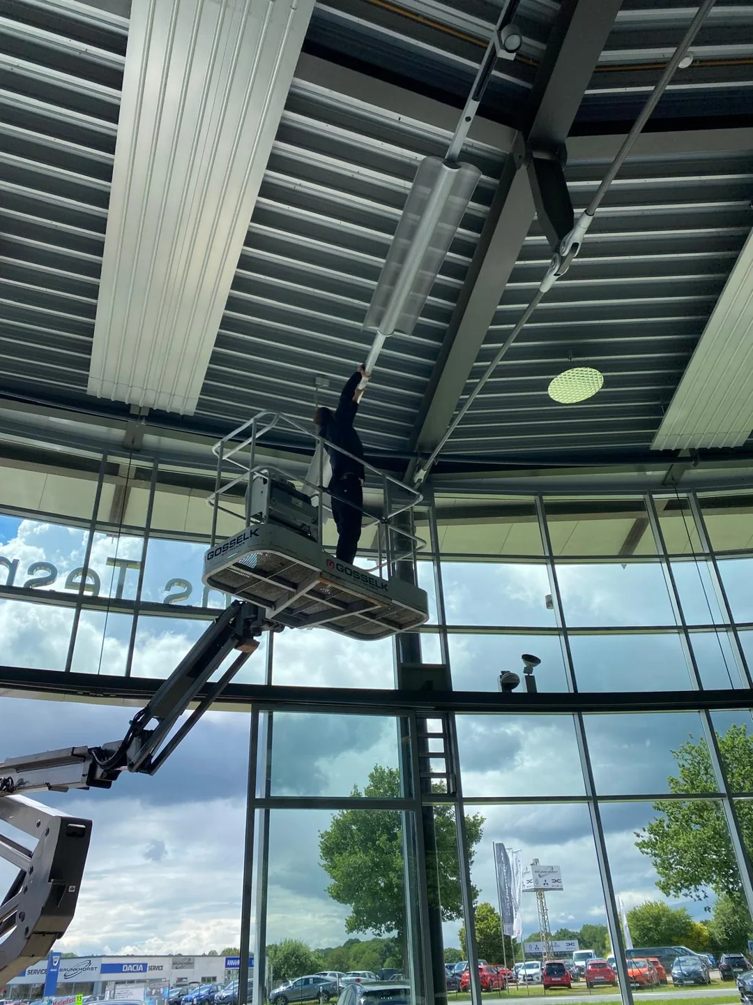 Montage unter der Hallendecke